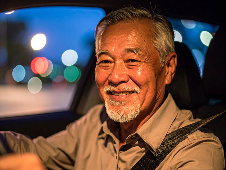 車を運転する年配の男性