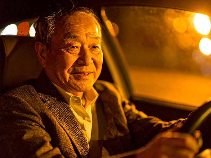 車を運転する年配の男性