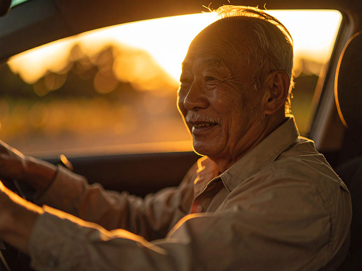 車を運転する年配の男性