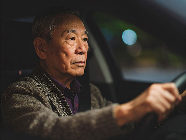 車を運転する年配の男性