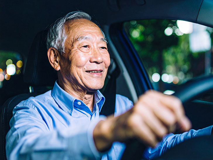 車を運転する年配の男性