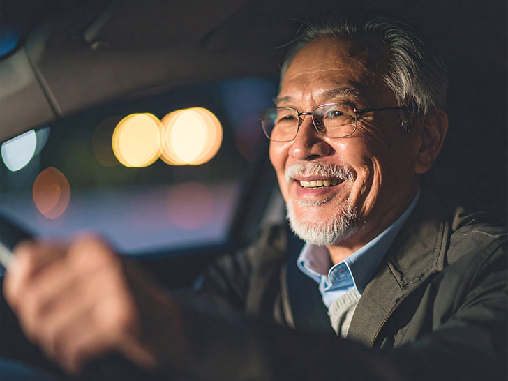 車を運転する年配の男性