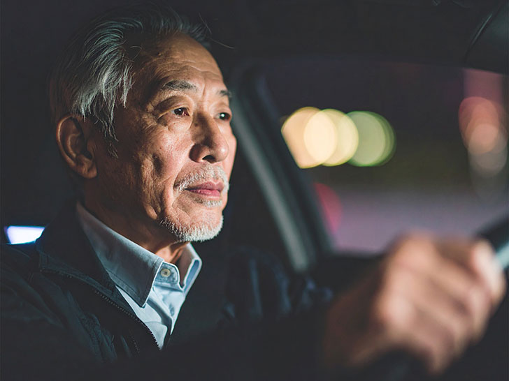 車を運転する年配の男性