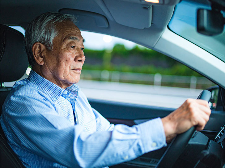 車を運転する年配の男性