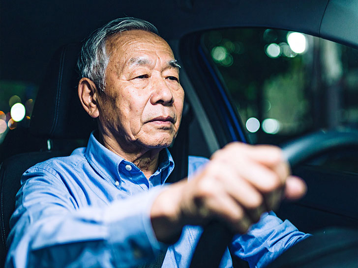 車を運転する年配の男性
