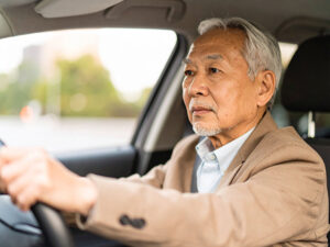 車を運転する年配の男性