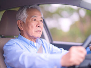 車を運転する年配の男性