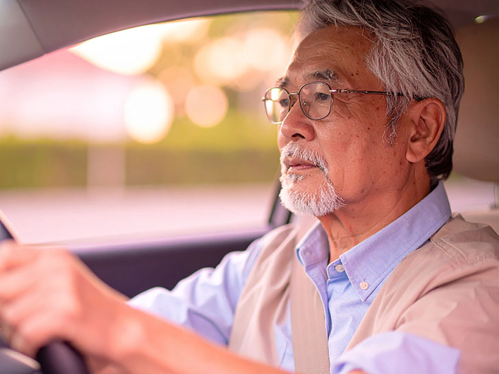 車を運転する年配の男性