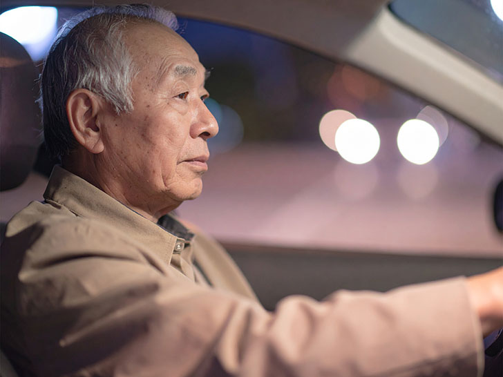車を運転する年配の男性
