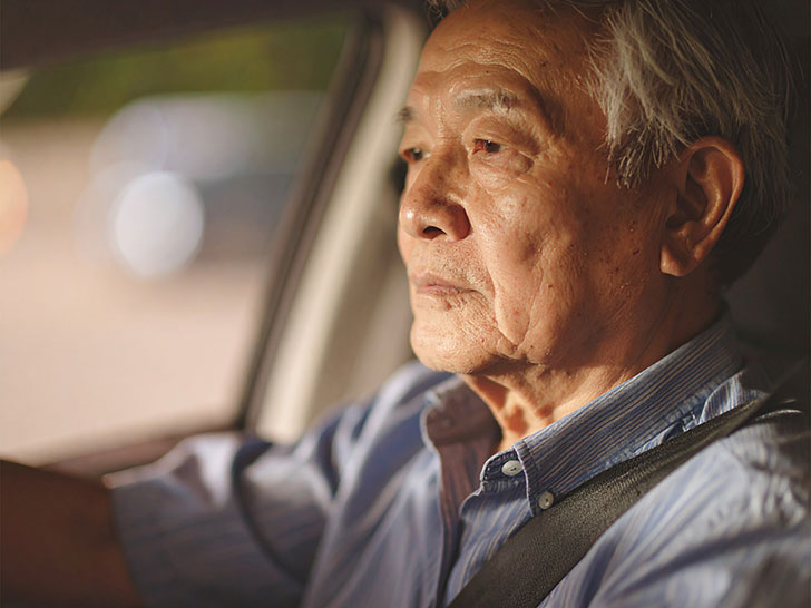 車を運転する年配の男性