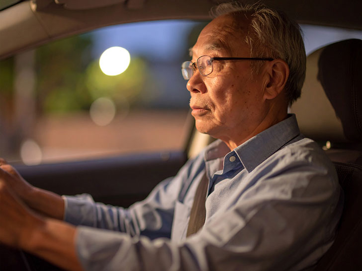 車を運転する年配の男性