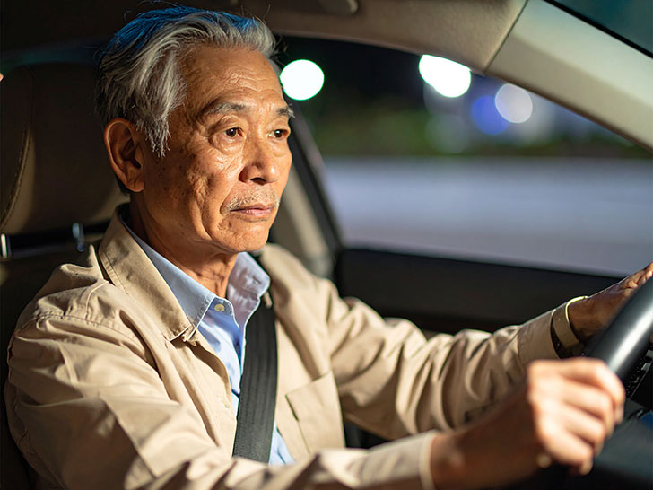 車を運転する年配の男性