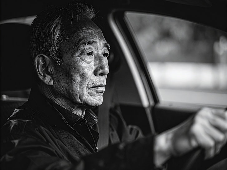 車を運転する年配の男性