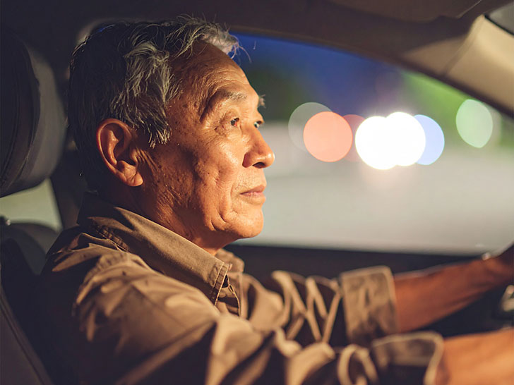 車を運転する年配の男性