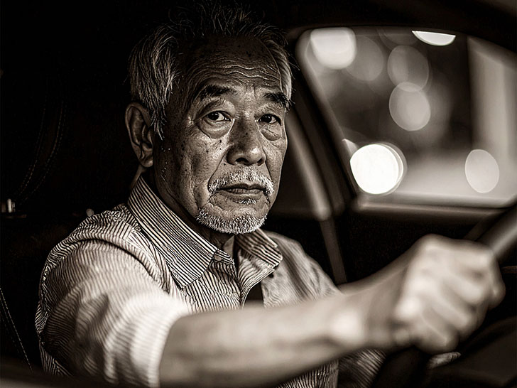 車を運転する年配の男性