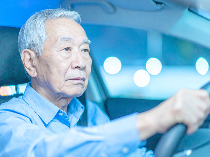 車を運転する年配の男性