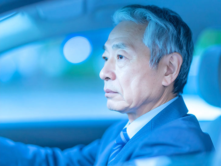 車を運転する年配の男性