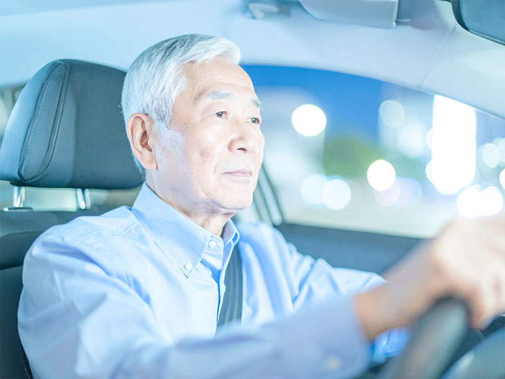 車を運転する年配の男性