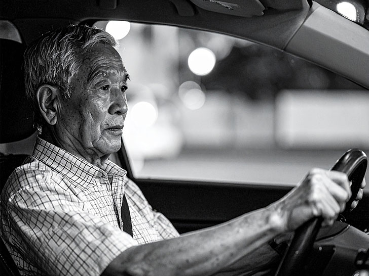 車を運転する年配の男性