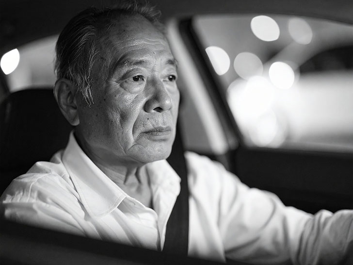 車を運転する年配の男性