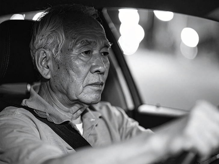 車を運転する年配の男性