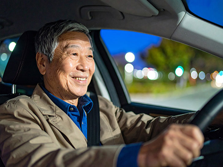 車を運転する年配の男性