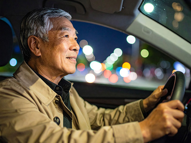 車を運転する年配の男性