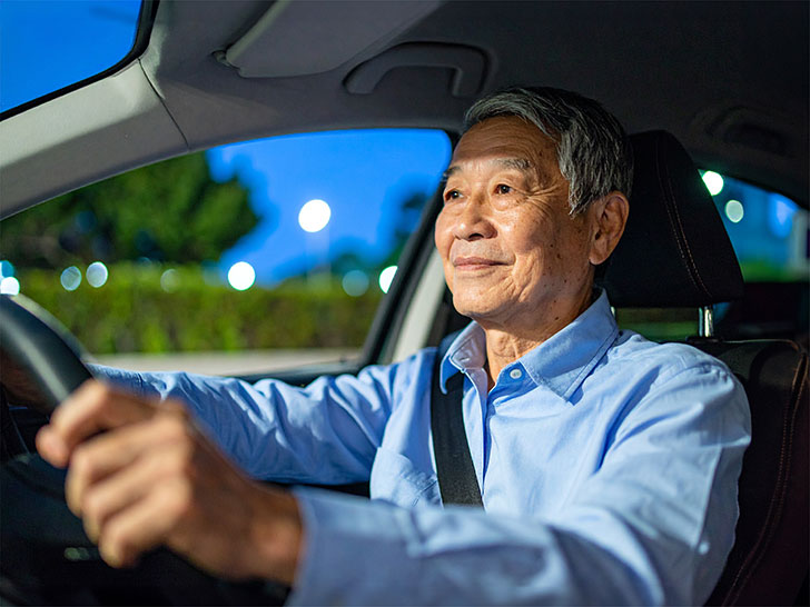 車を運転する年配の男性