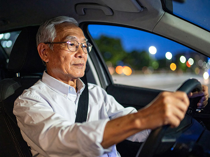 車を運転する年配の男性