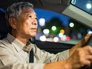車を運転する年配の男性