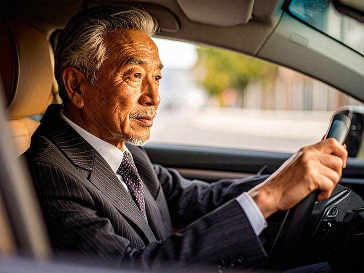 車を運転する年配の男性