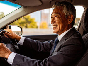 車を運転する年配の男性
