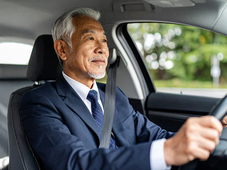車を運転する年配の男性