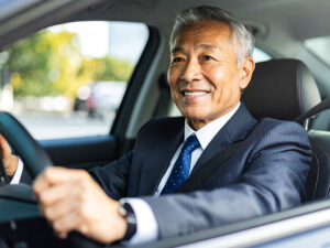 車を運転する年配の男性