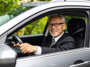 車を運転する年配の男性