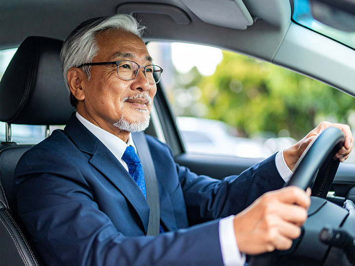 車を運転する年配の男性
