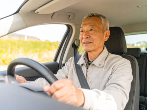 車を運転する年配の男性