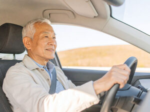 車を運転する年配の男性