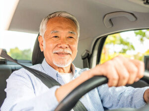 車を運転する年配の男性