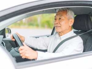 車を運転する年配の男性