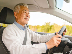 車を運転する年配の男性