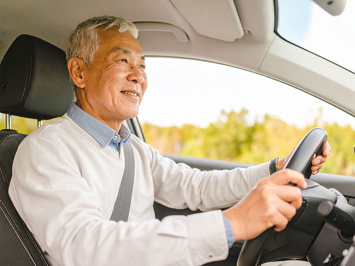 車を運転する年配の男性