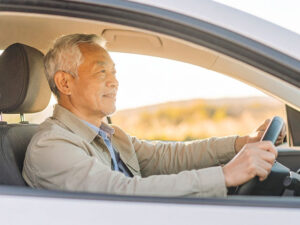 車を運転する年配の男性