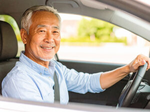 車を運転する年配の男性