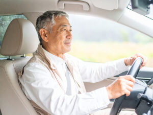車を運転する年配の男性