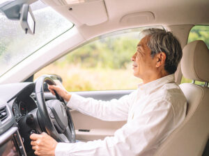 車を運転する年配の男性
