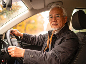 車を運転する年配の男性