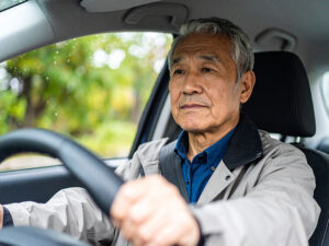 車を運転する年配の男性