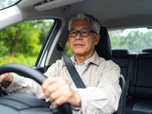 車を運転する年配の男性