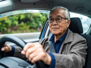車を運転する年配の男性